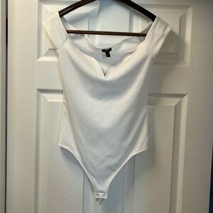 Express white body contour of the shoulder size medium